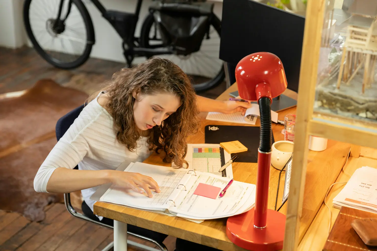 Een vrouw die alles aan het uitzoeken is voor een offerte voor kozijnen